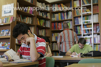 Studenten in de bibliotheek van de school