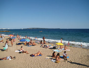 Het strand voor de school