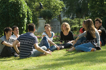 Studenten aan het relaxen in het park