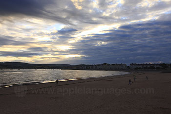 Het strand van Exmouth tijdens zonsondergang