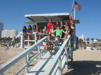 Studenten op de karakteristieke Lifeguard Tower