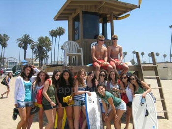 Studenten met strandwachten
