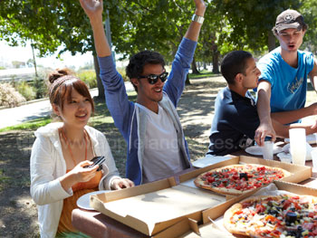 Pizza eten in het park