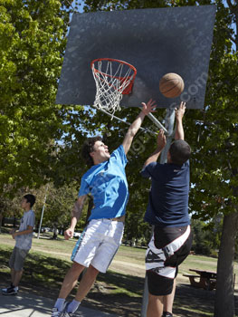 Basketballen in het park