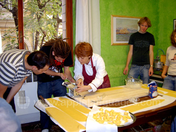 Pasta maken tijdens de kookcursus