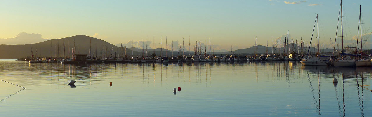 De haven van Alghero bij zonsondergang