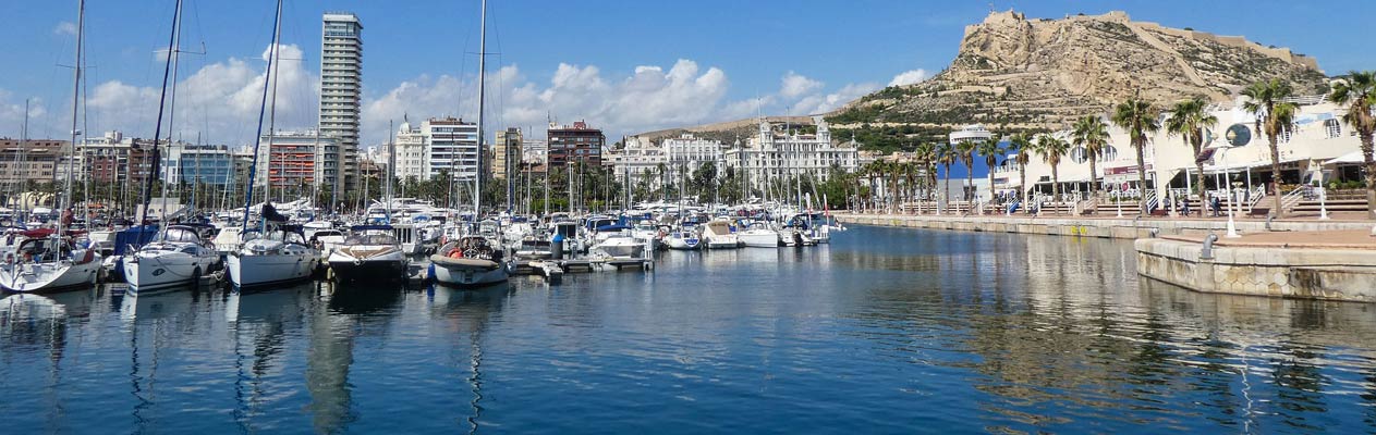 De haven van Alicante met Castillo de Santa Barbara