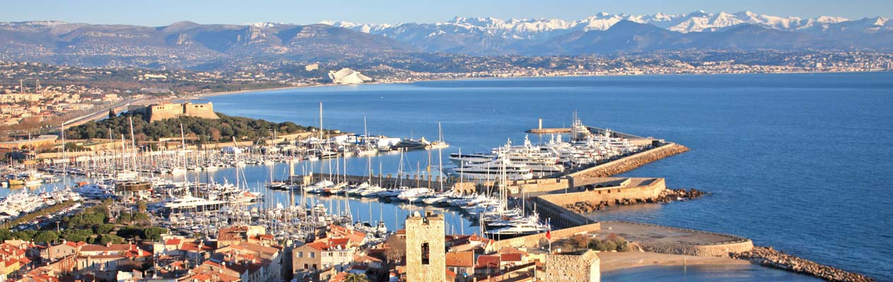 Uitzicht over de haven van Antibes en de Alpen