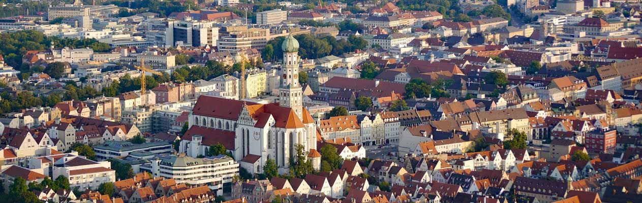 Uitzicht over daken en Augsburgs Kathedraal in Duitsland