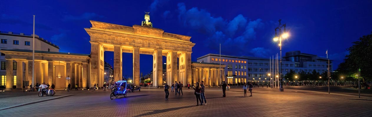 De Brandenburger Tor in Berlijn bij nacht