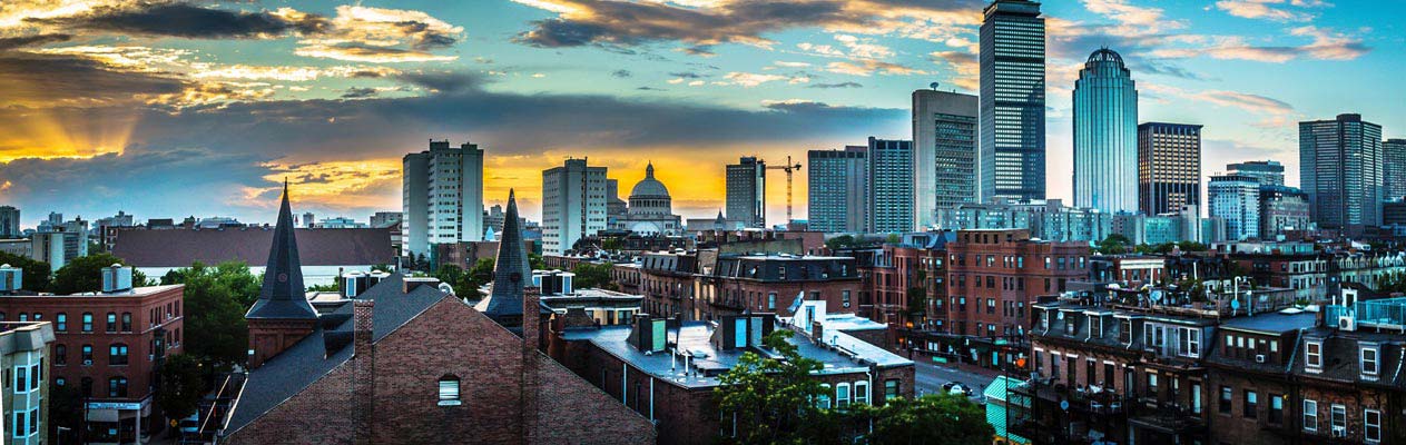 Zonsondergang boven de skyline van Boston 