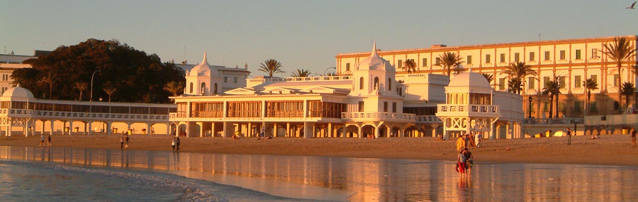 Zonsonderdang aan het strand van Cadiz