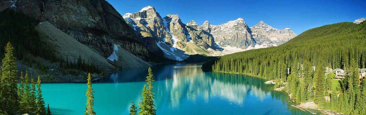 Moraine lake, bomen en bergen in Canada