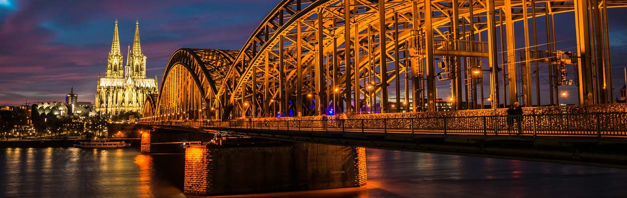 Dom en Hohenzollern Brug in Keulen bij nacht