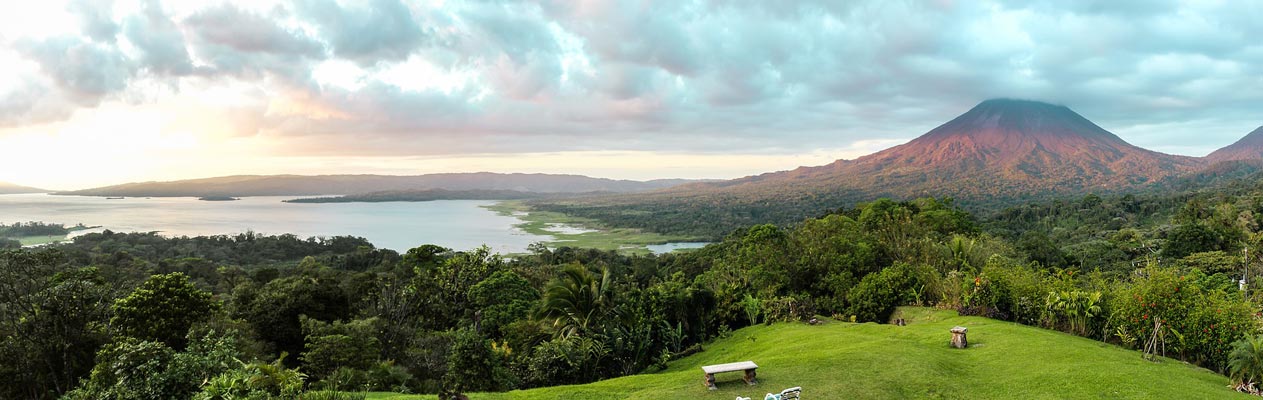 Vulkaan en kustlijn in Costa Rica