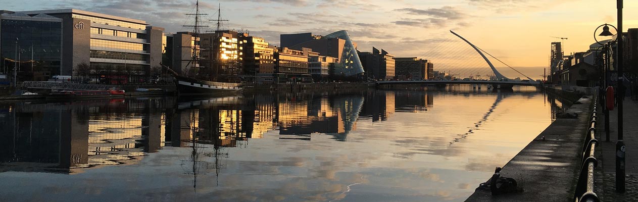 Uitzicht van Dublin over de Liffley Rivier