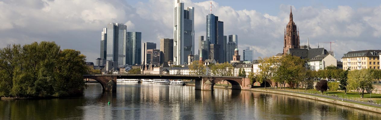 Frankfurts skyline vanaf rivier de Main