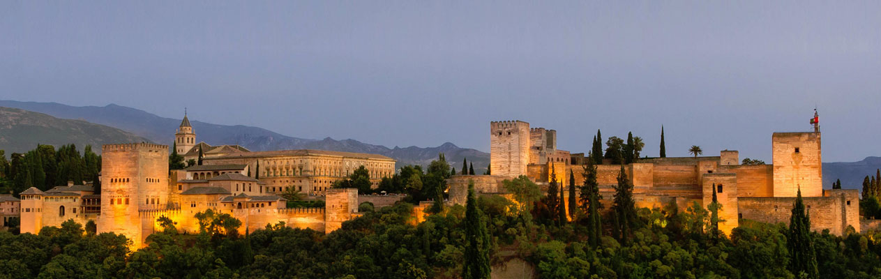 Alhambra Paleis bij avondschemering, Granada