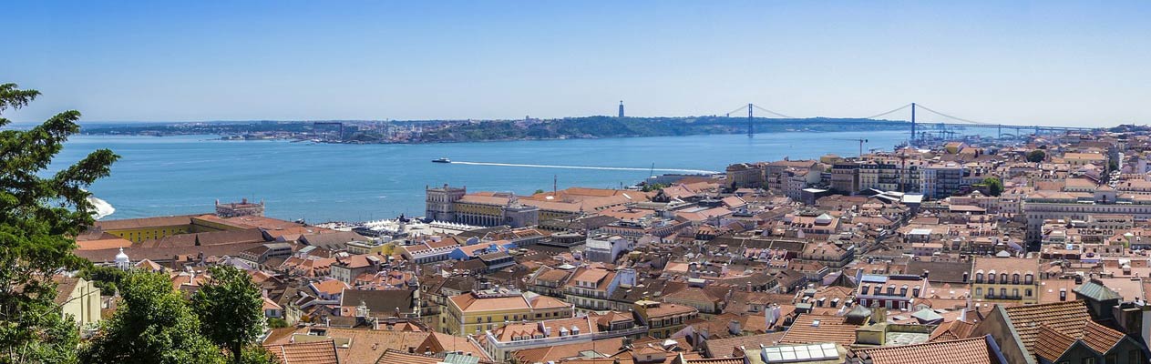 Uitzicht over Lissabon en rivier de Taag