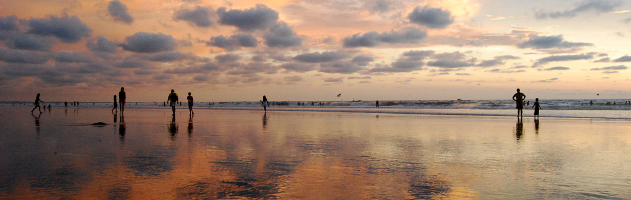 Strand in Montañita, Ecuador bij avondschemering