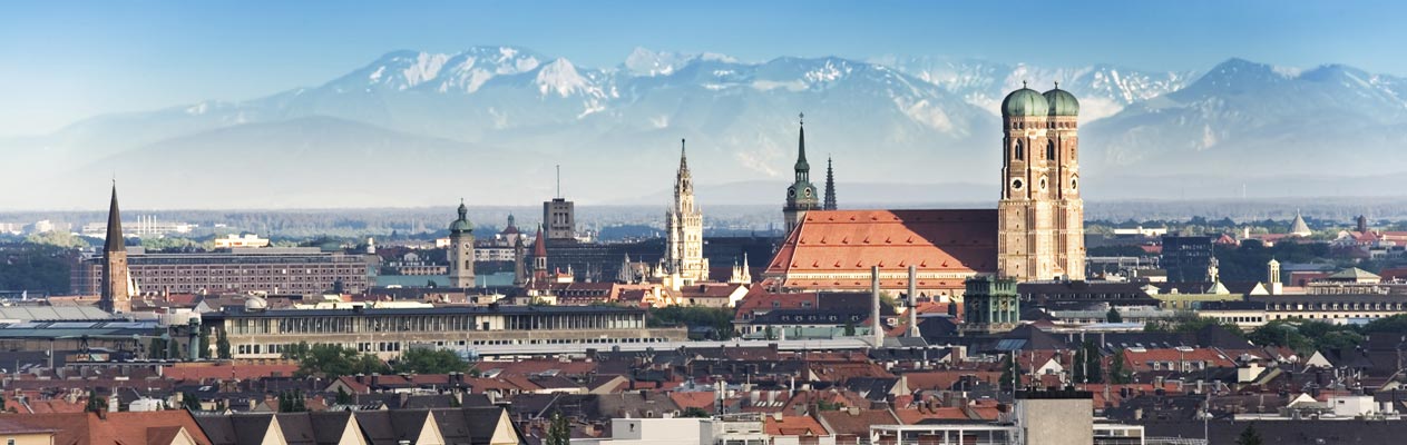 Skyline van München met Duitse Alpen