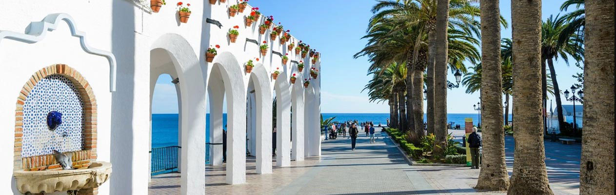 Witte gebouwen in Nerja, Costa del Sol