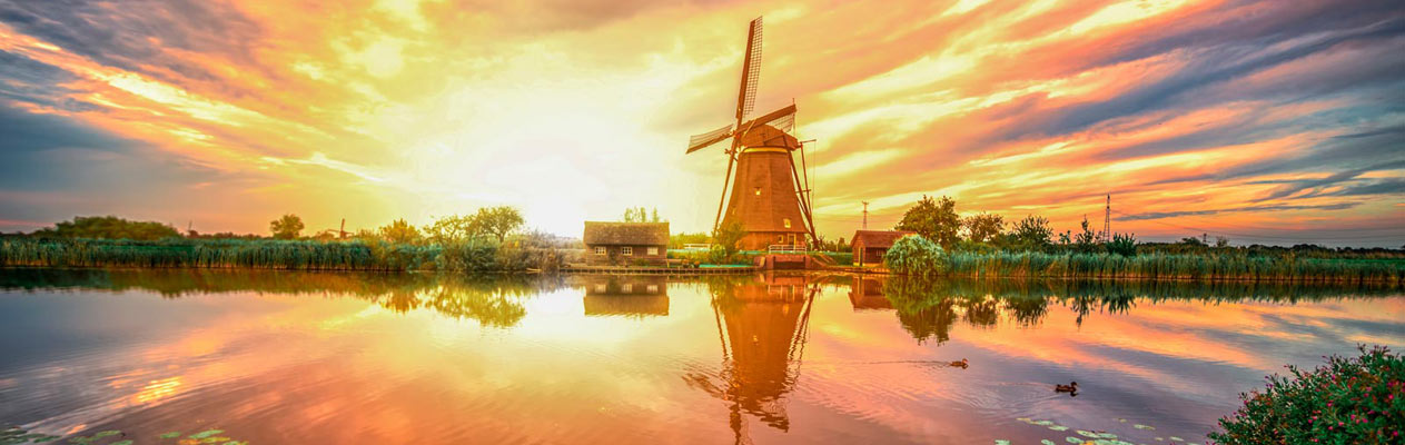 Windmolen op het Nederlandse platteland