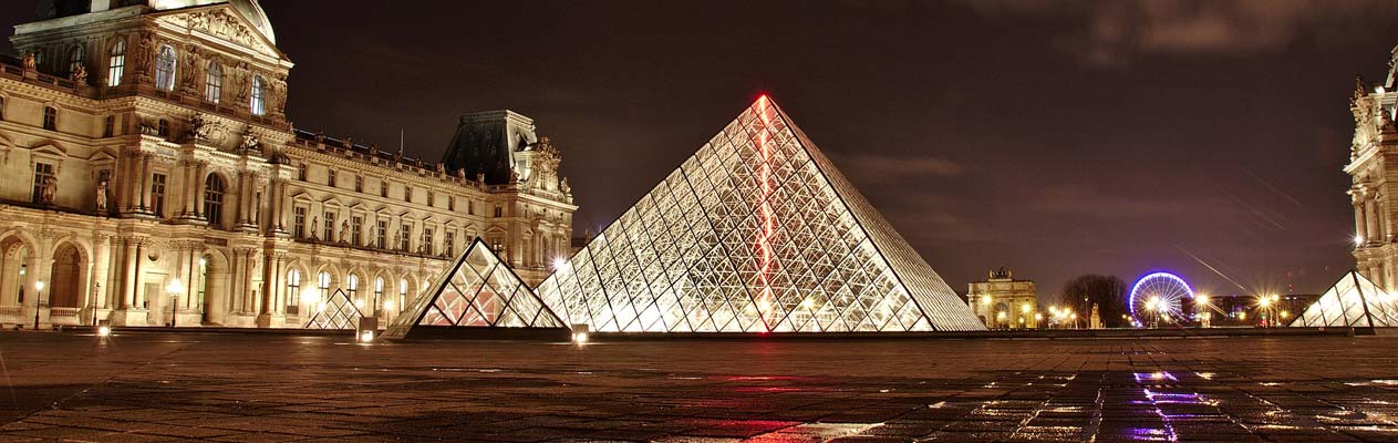 Het Louvre in Parijs bij nacht