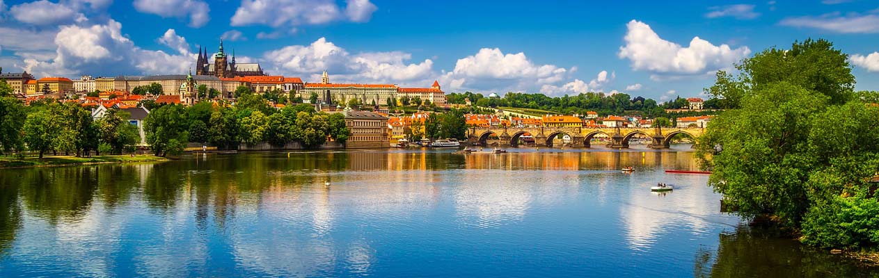 Uitzicht van Praag over de Vltava rivier