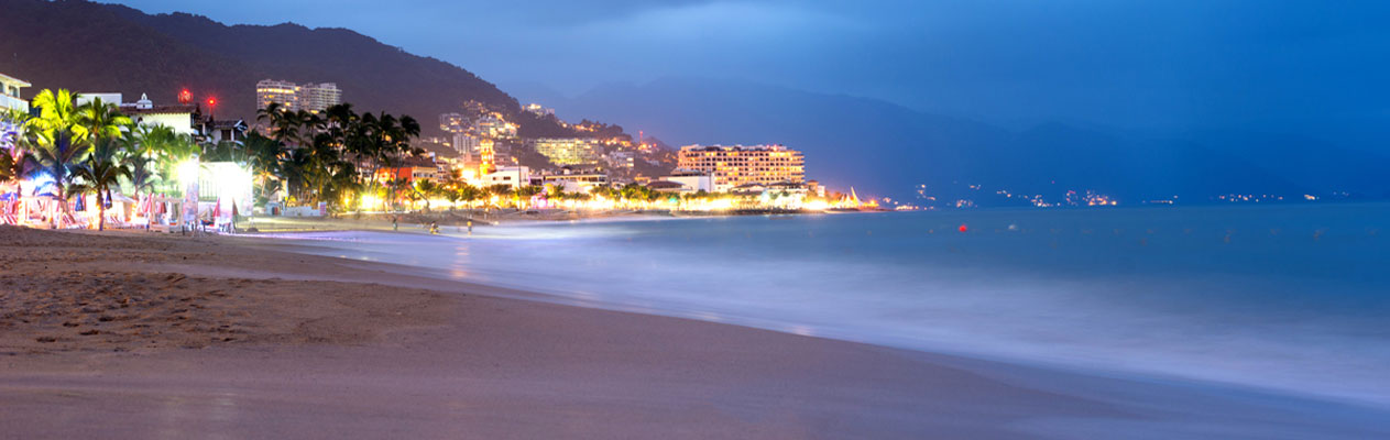 Puerto Vallarta Beach bij avondschemering, Mexico