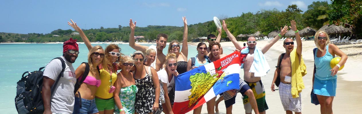 Vrolijke studenten Spaans aan een strand in Sosúa