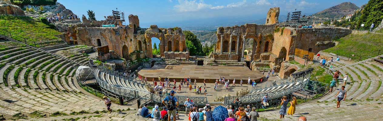 Uitzicht vanaf het Griekse theater in Taormina, Sicilië