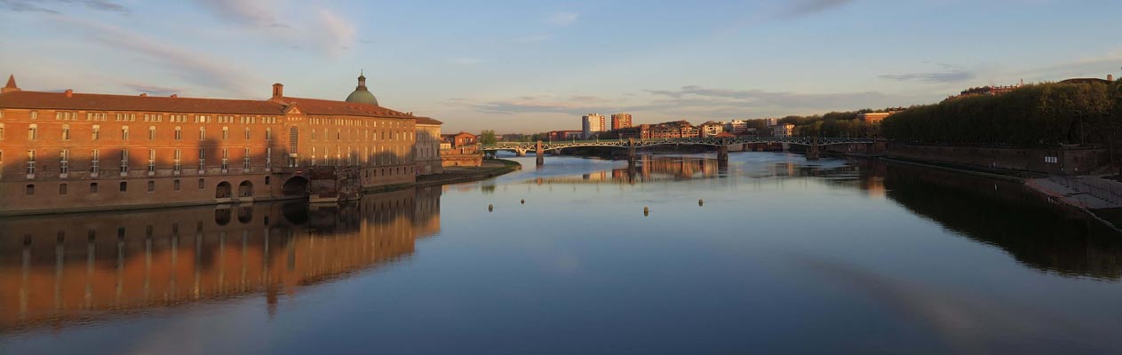 Toulouse vanuit rivier de Garonne in Frankrijk